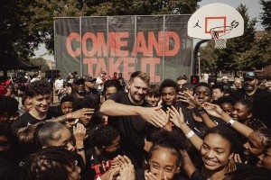 开云体育网址-帅七七！东契奇现身芝加哥联合公园参加活动 并为球迷送出签名鞋